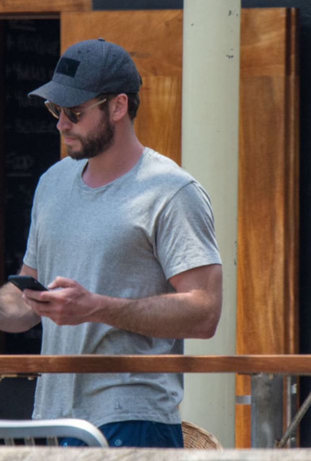 ليام هيمسورث مع حبيبته الجديدة