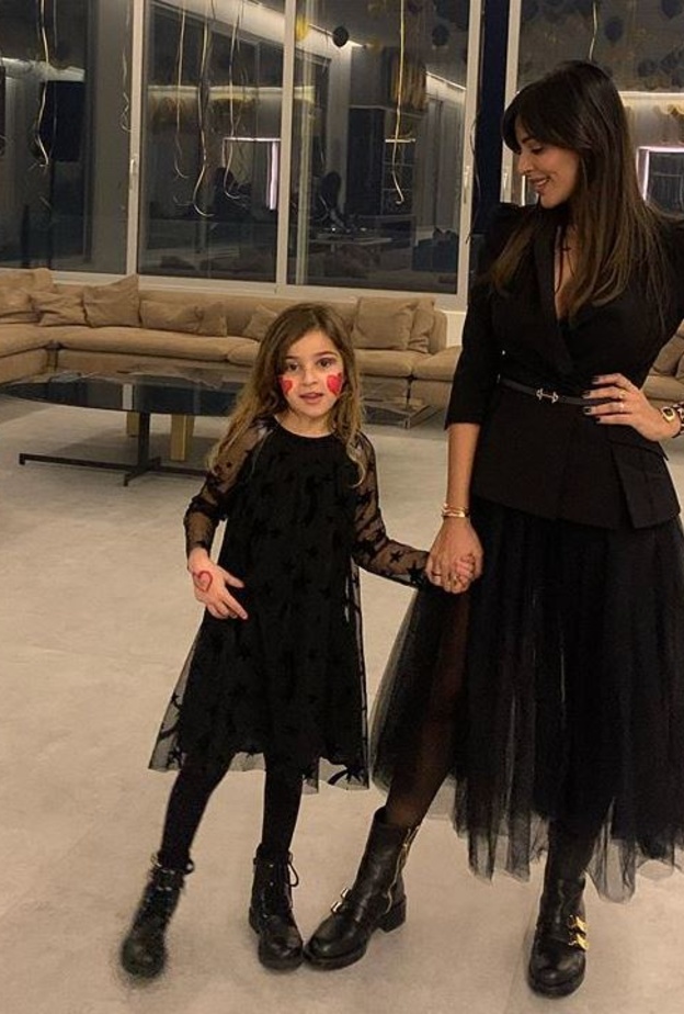 اطلالة أنيقة لجيني اسبر وابنها