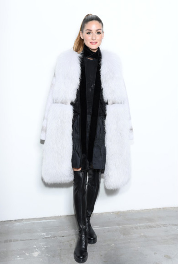 اطلالة Katie Holmes بفستان شبابي منقط وطويل في عرض Chloe