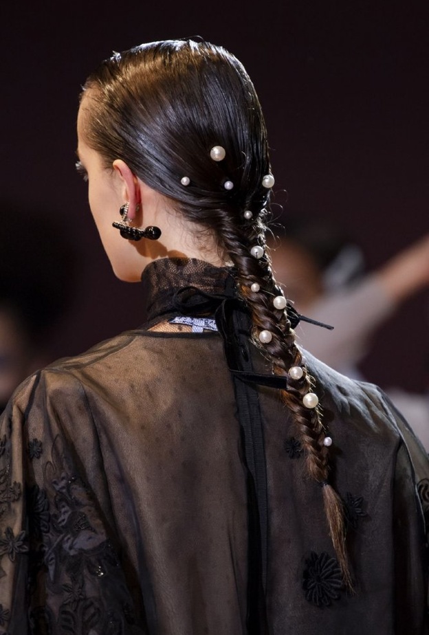 تسريحات شعر الضفائر المنخفضة مع ذيل الحصان لربيع 2020