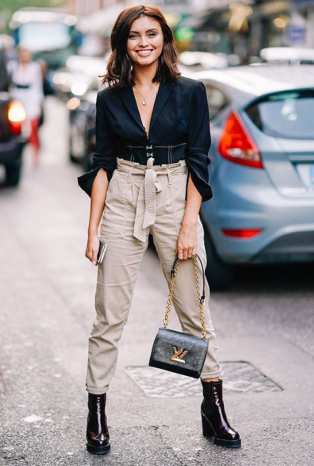 اختاري البنطلون البيج لتكملي اطلالتك احادية اللون