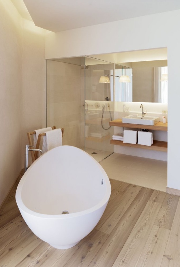 تصميم أرضية الحمام من الخشب والبلاط لمظهر عصري جذاب