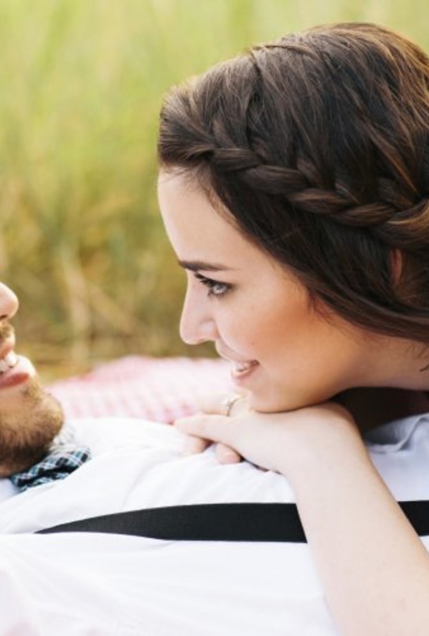 كيف تتأكد المرأة من عشق زوجها لها