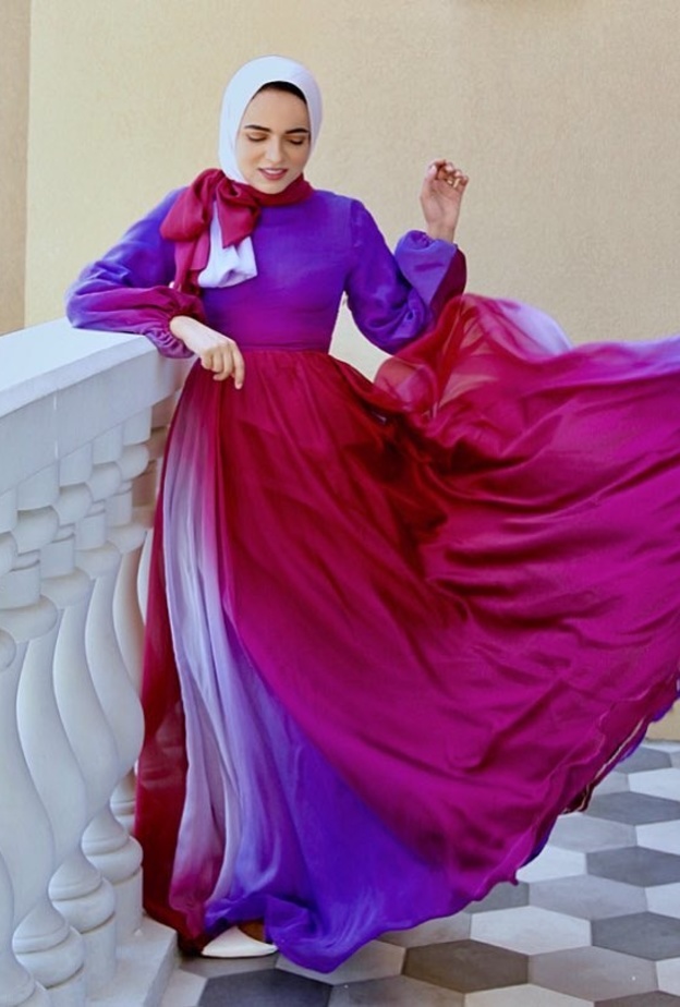  فستان بألوان متدرجة على طريقة سحر فؤاد