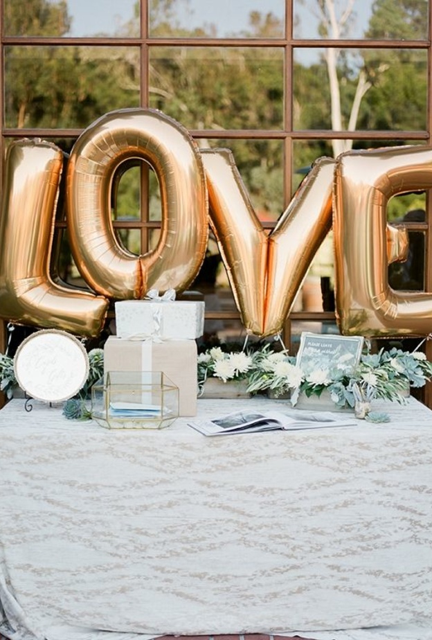 البالونات من الطرق المميزة لزينة طاولات حفلات الزفاف