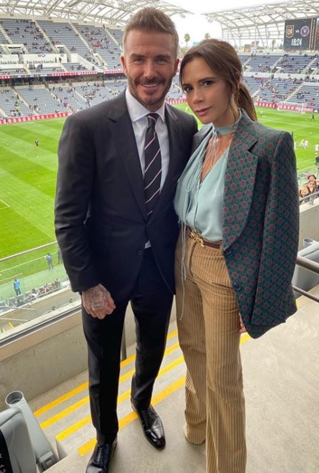 نسّقت مع البلايزر قميص أخضر يبلغ ثمنه £542