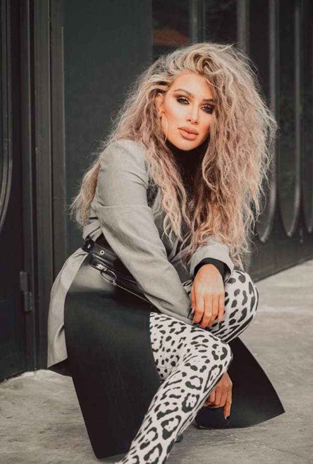 جزمة عالية معرقة اختارتها مايا دياب