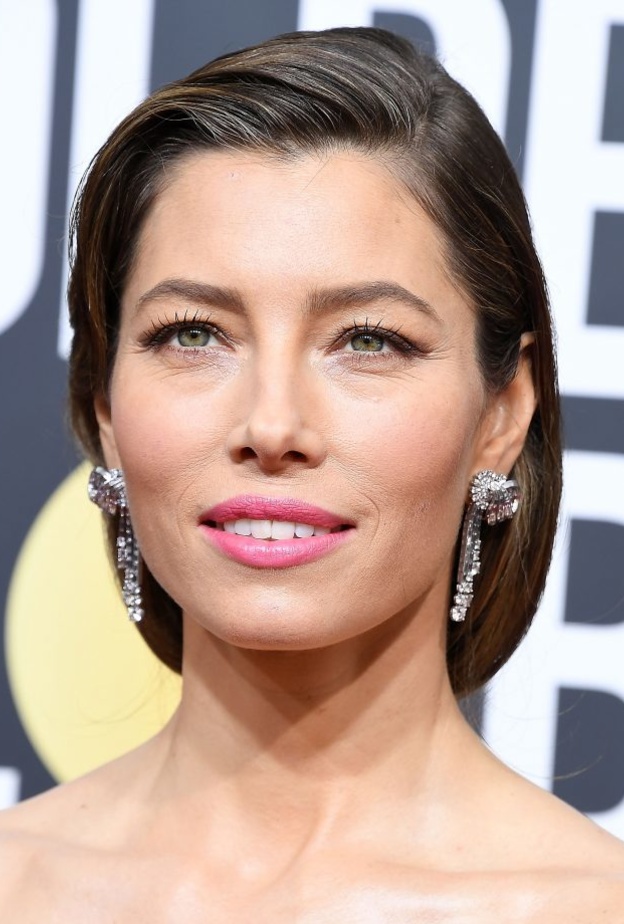 أنوثة جيسيكا بيل بأقراط من بولغاري Bulgari