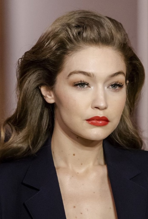 احمر شفاه مرجانية لماعة مع البشرة الطبيعية في عرض Lanvin