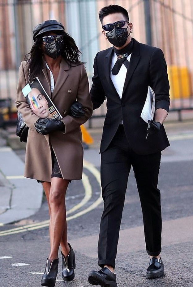  الكمامة رافقت بيلا حديد حتى على الطائرة