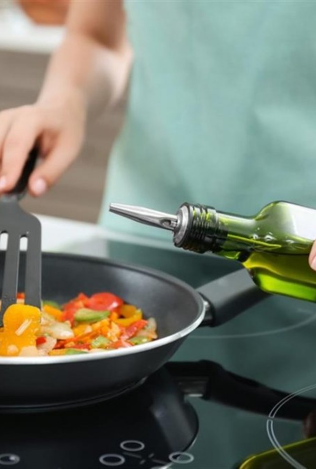 زيت الزيتون لا يفقد خصائصه في الطهي