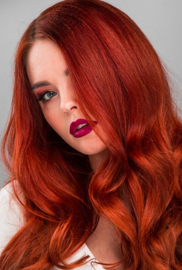 تسريحات أنيقة تناسب الشعر الأحمر