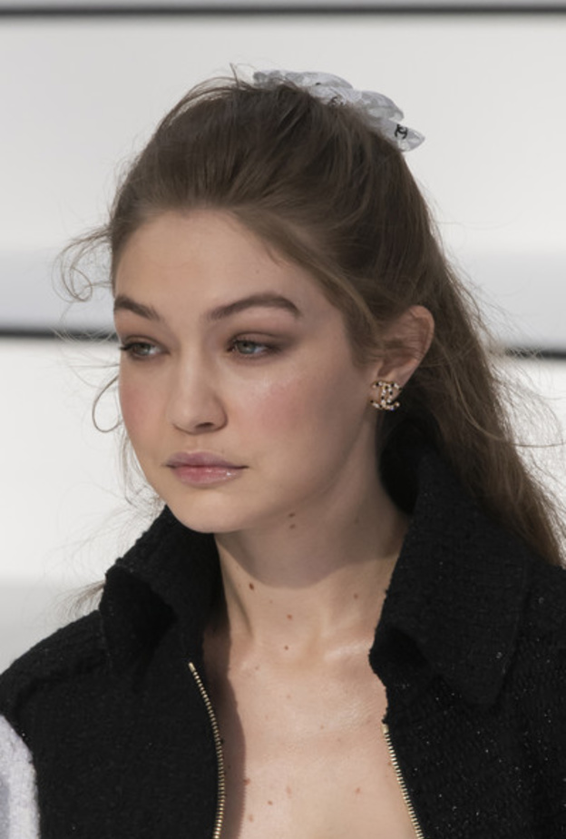 تسريحات شعر طبيعية في عرض شانيل لخريف وشتاء 2020-2021