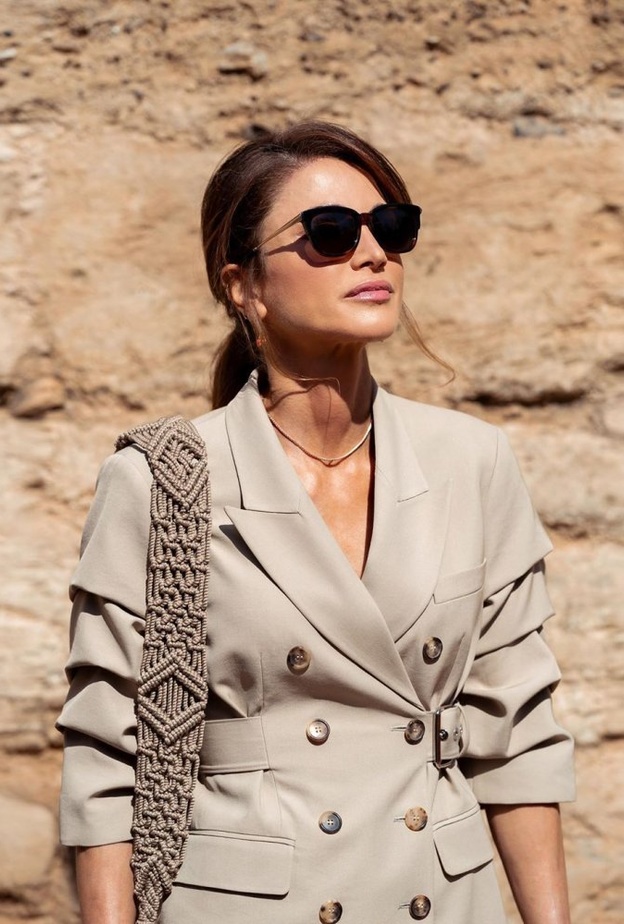  تألقت الملكة رانيا ببدلة عصرية باللون البيج من مجموعة Michael Kors.jpg