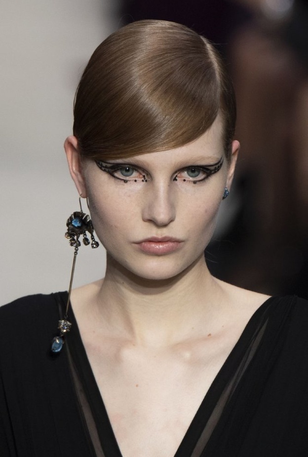 رسمات ايلاينر هندسية مجنحة من دار Valentino