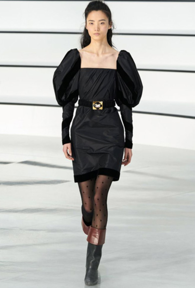 توب بأكمام منفوخة من Andrew Gn