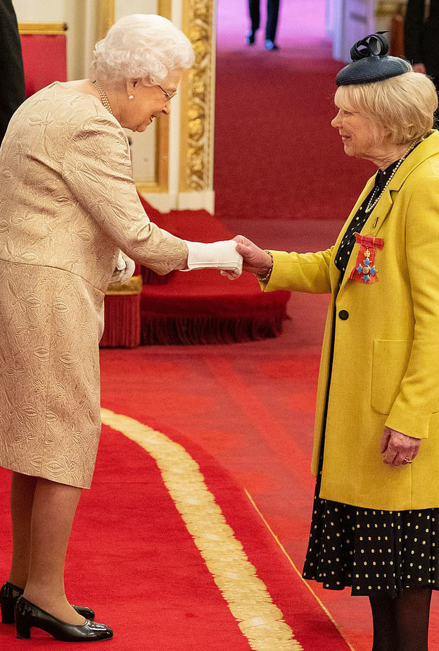 ملكة بريطانيا تظهر بقفازات أثناء مصافحتها لأفراد الجمهور بالتزامن مع انتشار فيروس كورونا