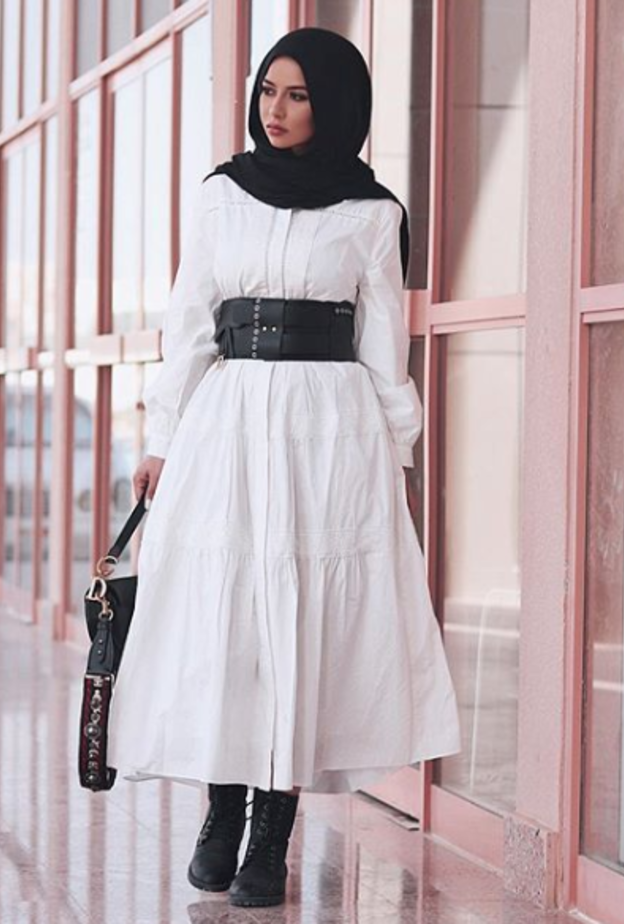  سهى في لوك كاجوال في فستان أبيض ماكسي