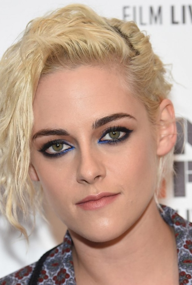 ابرزي جمال عينيك العسلية بظلال العيون الأحمر