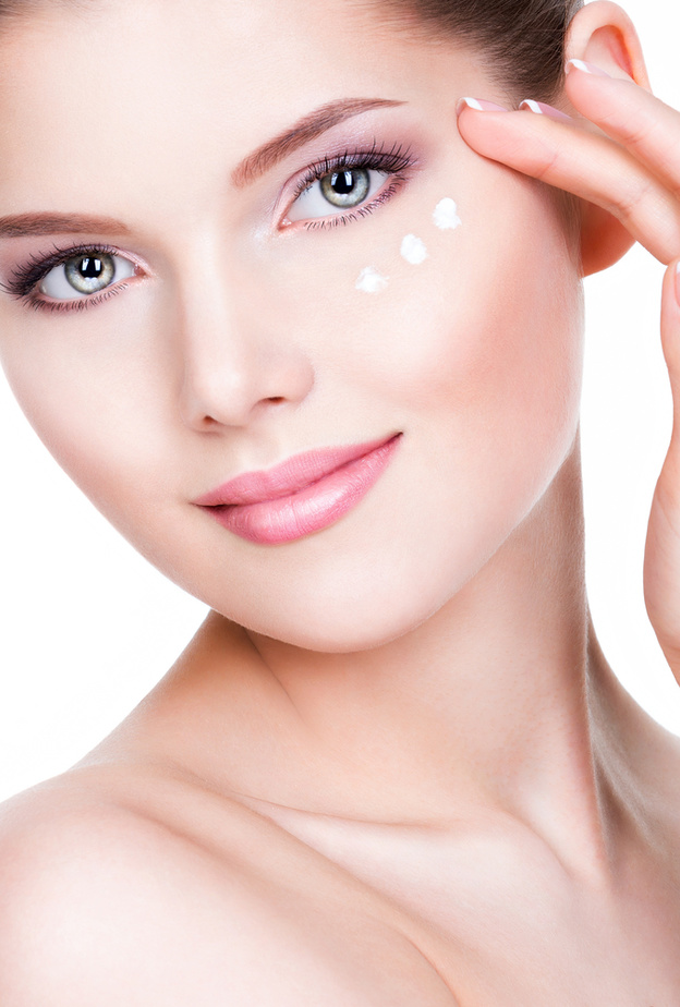 ماسك الطماطم وعصير الليمون يعملان على إزالة الدوائر المظلمة حول عينيك