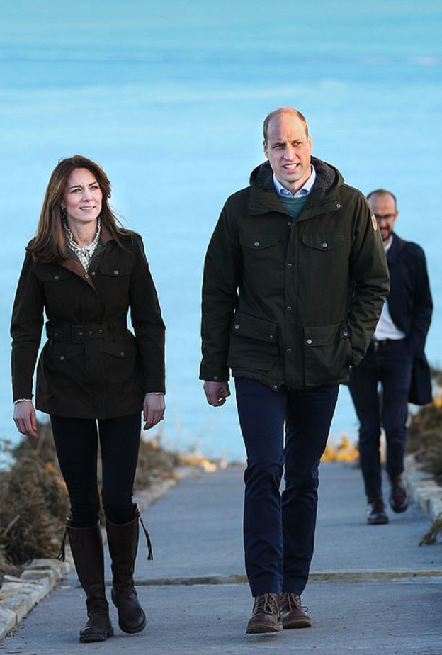 الأمير وليام وزوجته كيت ميدلتون في نزهة رومانسية