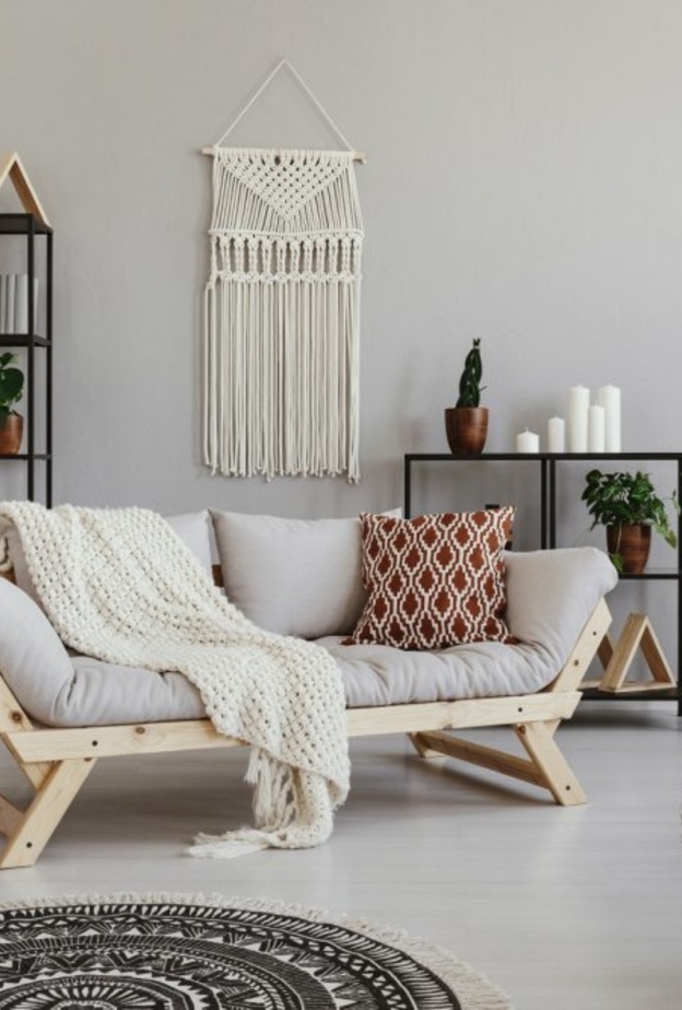 اكسسوارات باللون البيج لديكورات غرفة معيشة مودرن