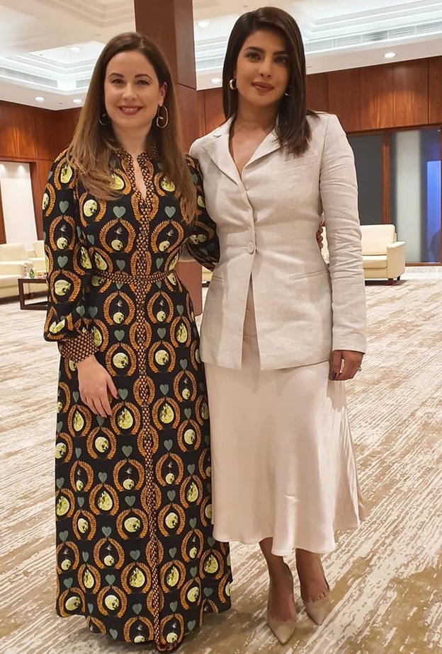 النجمة بريانكا شوبرا بموضة اللون البيج الفاخر الذي اختارته مع البلايزر المستقيمة التي تتخطى حدود الخصر