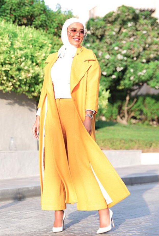 اختارت مرمر معطف بلون البيج مع نقشة الكارو بستايل جذاب وملفت