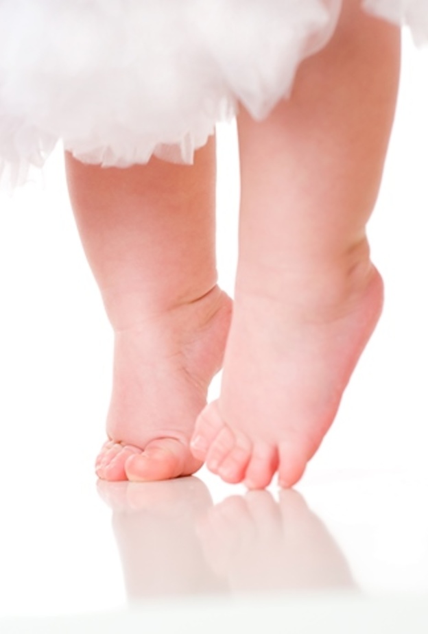 اسباب مشي الاطفال على اطراف الاصابع