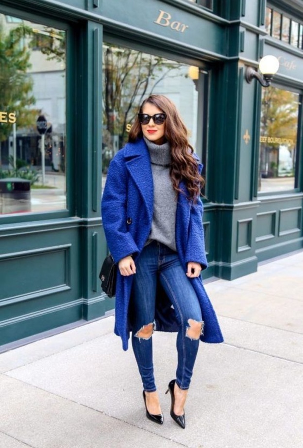 الجينز الممزق مع المعطف النيلي والتوب الرمادي الصوفي