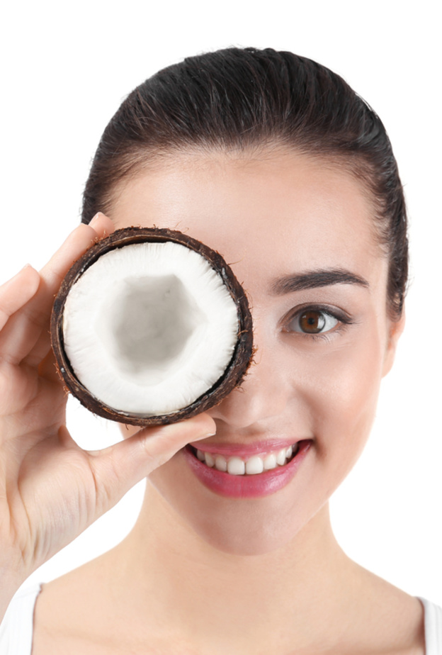 استخدمي زيت جوز الهند لاضافة الرطوبة والليونة على بشرتك
