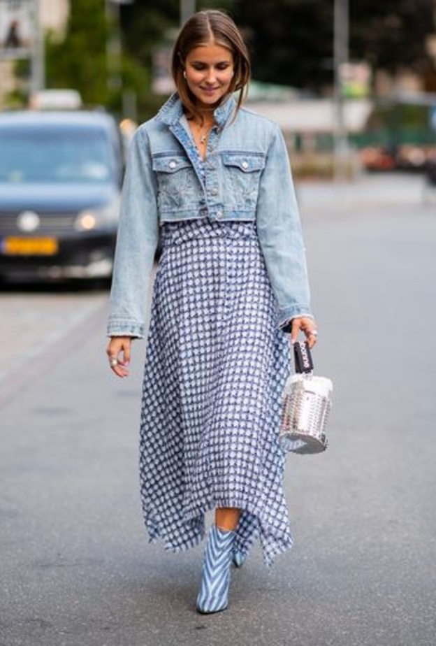 اطلالات مميزة تجمع الأناقة والعصرية في الجاكيت الجينز