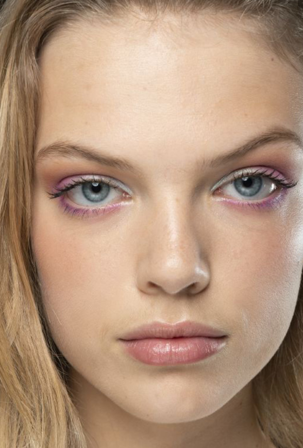 رسمات مكياج مات بالظلال الصفراء من Anna Sui