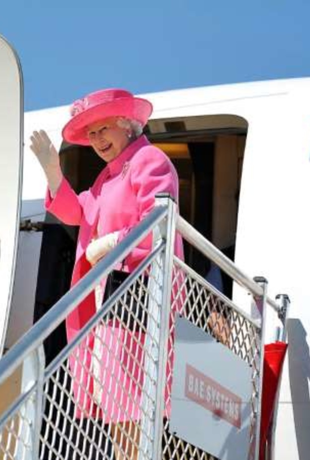 لماذا لا تمتلك الملكة إليزابيث الثانية جواز سفر ورخصة قيادة؟