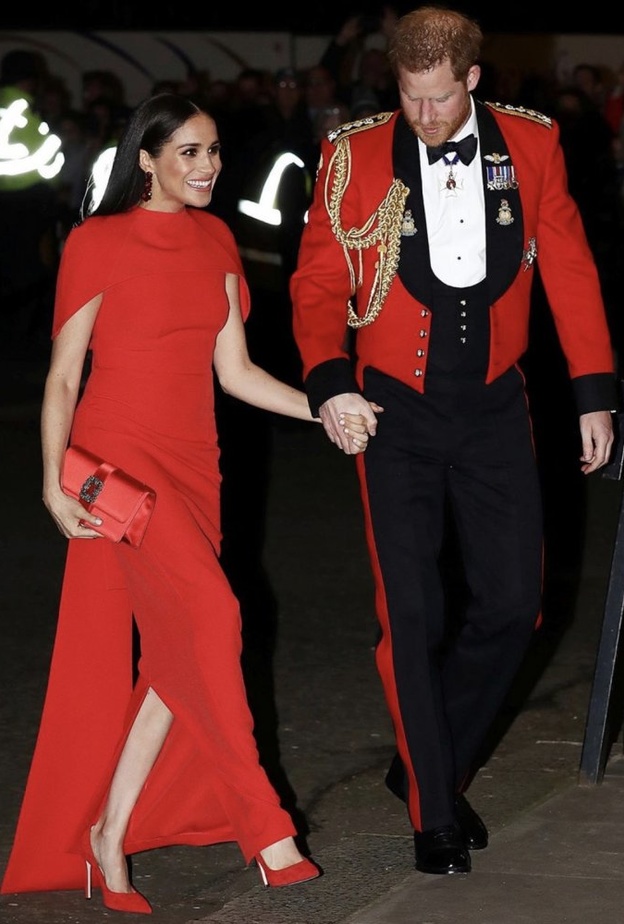 إطلالة خلابة لميغان ماركل والأمير هاري باللون الأحمر في لندن