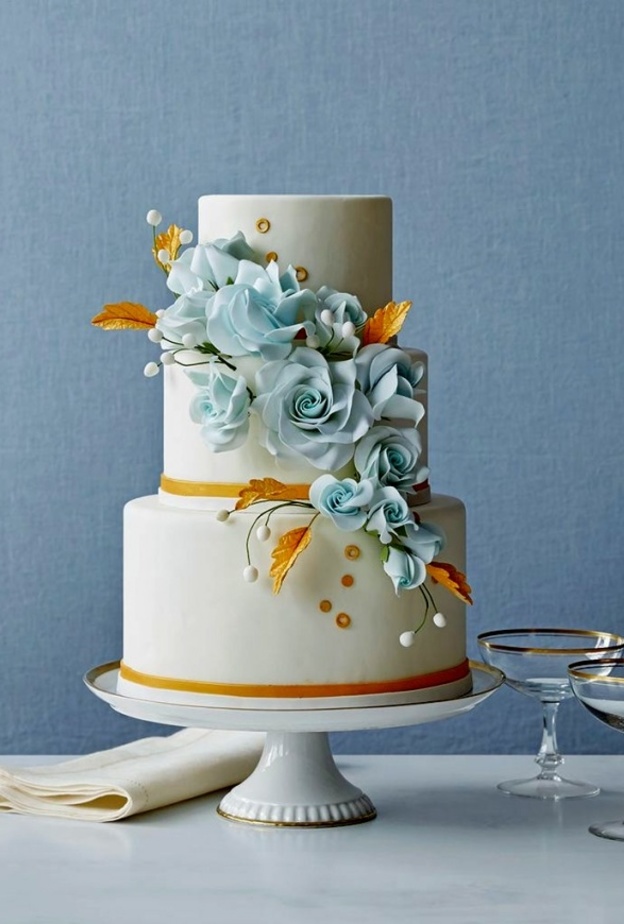 كيك ملكي مزين بورود الزرقاء