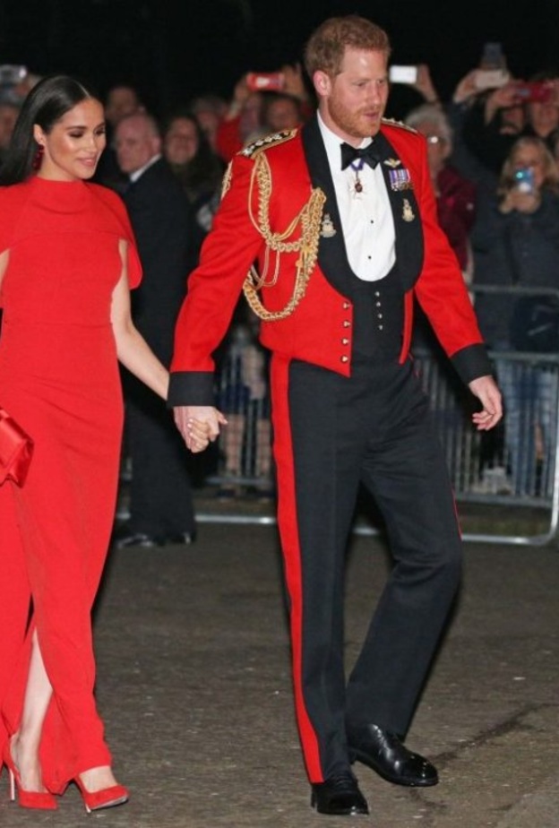 قصّته الضيقة التي أنسدلت بإنسيابية لتناسب قوامها الرشيق