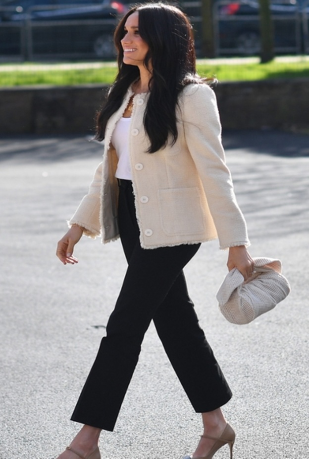  أناقة ميغان ماركل مع موضة الحذاء الجلدي وشنطة اليد العصرية والمعقودة من دار Rejina Kyo