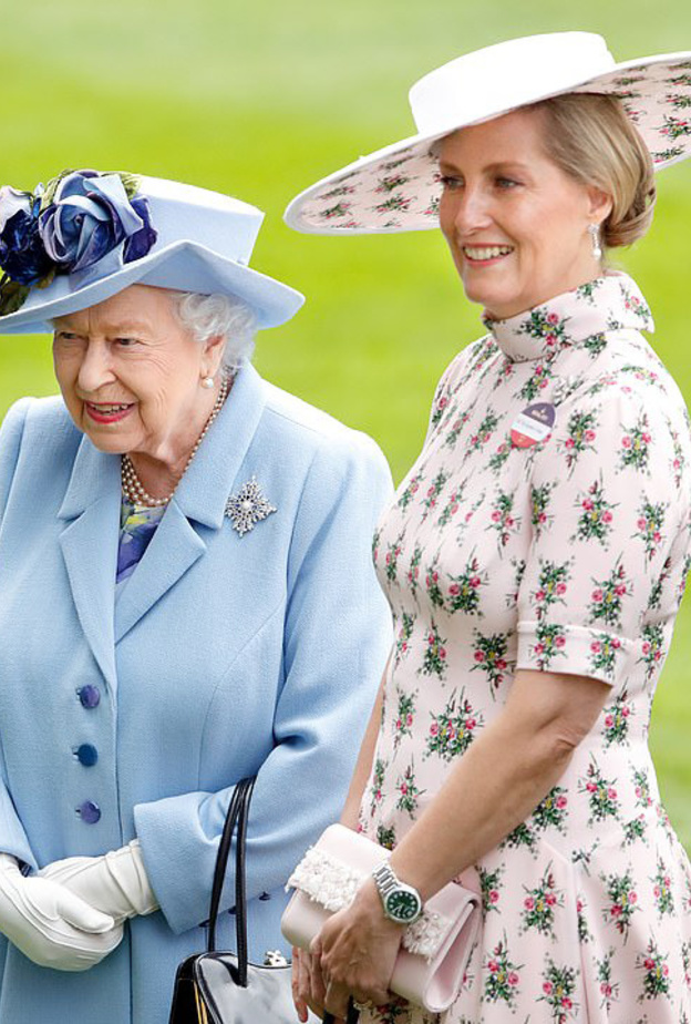 صوفي كونتيسة وسكس اشترت قميص نسائي لملكة بريطانيا