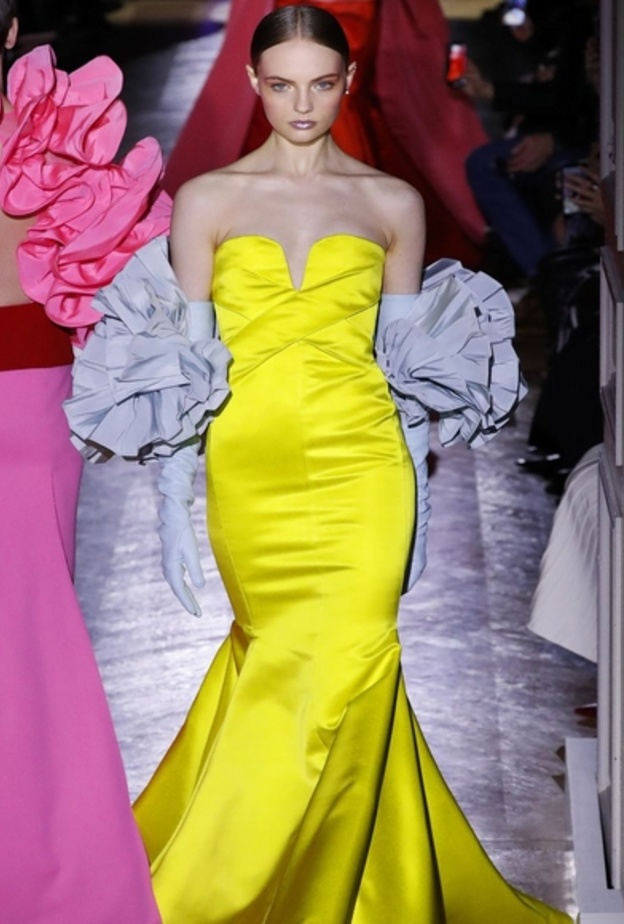 فساتين خطوبة ضيقة من تصميم valentino