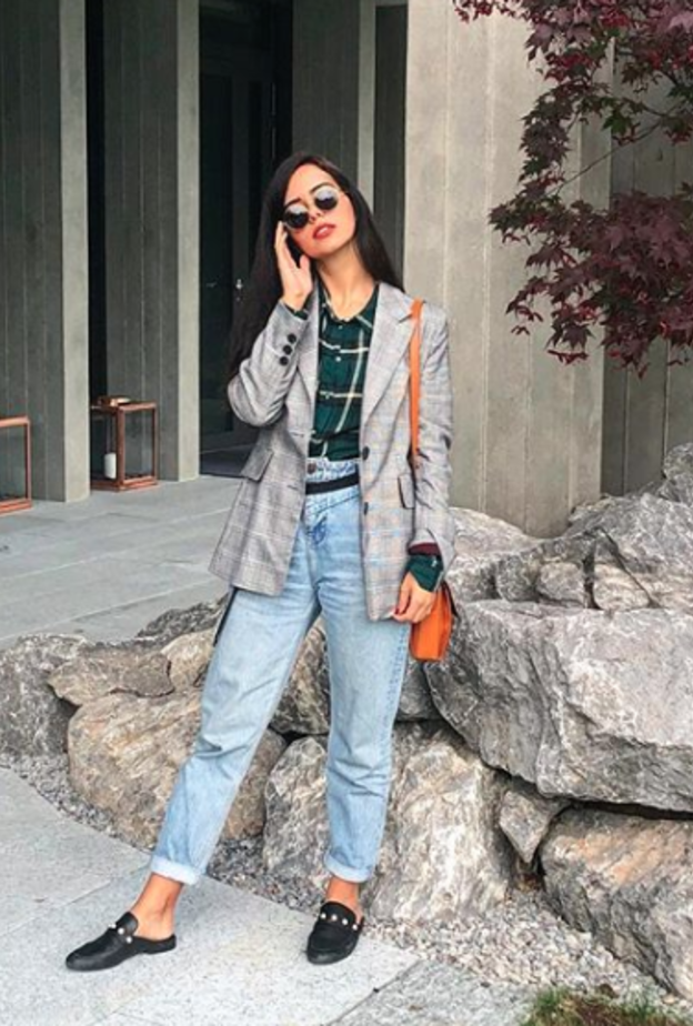 تنسيق في الجينز والبليزر اعتمدته عزة زعرور