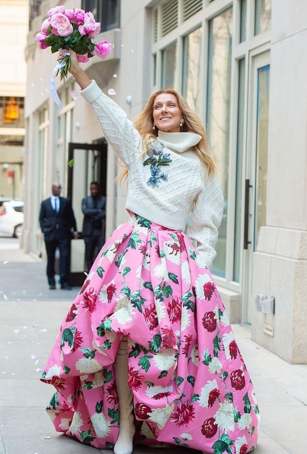 أكملت ديون الإطلالة بجزمة عالية الساق باللون الأبيض