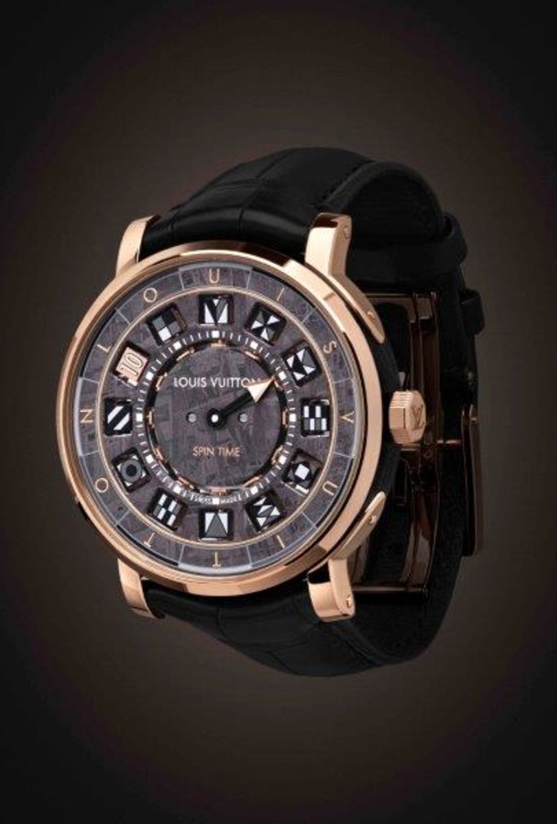  ساعة Tambour World Time Runway