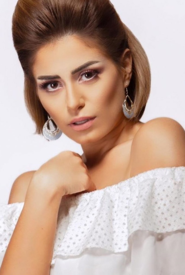 منة فضالي بالشعر الاسود