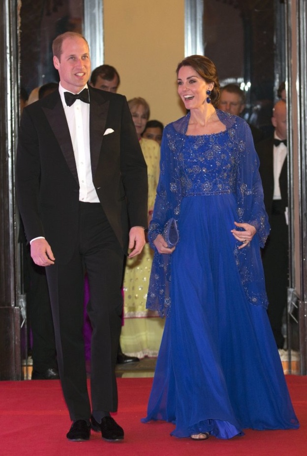 إختارت حذاء ستيليتو من ماركة Jimmy Cho