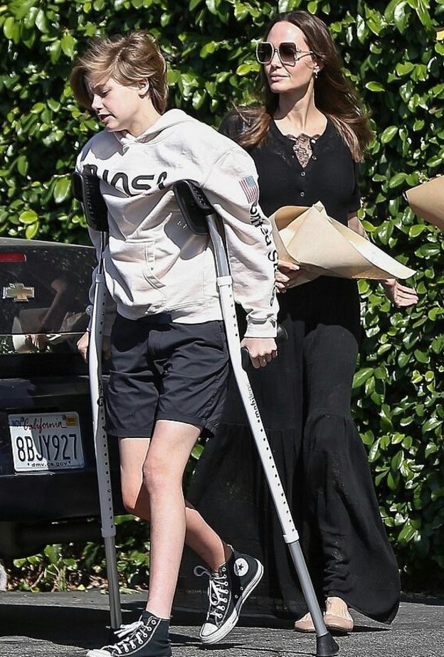 أنجلينا جولي و بناتها 