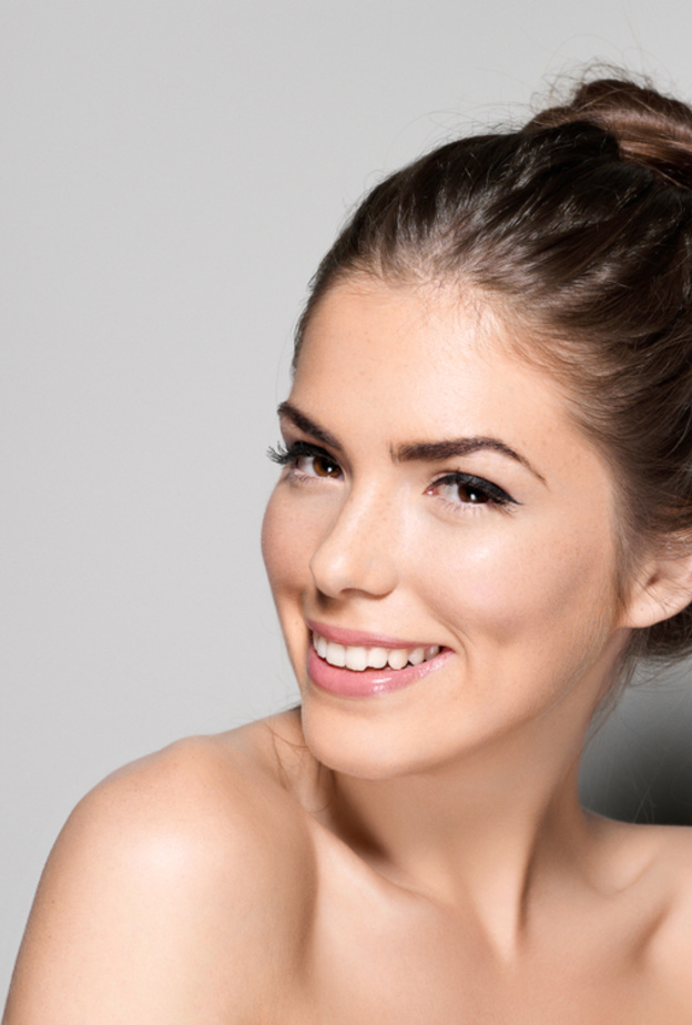 صودا الخبز يساعد على تنظيف أسنانك وإزالة البقع المتراكمة