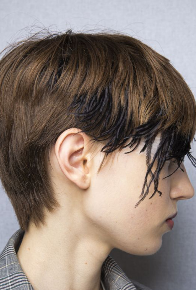 أكسسوارات شعر الريش الجريئة بأسلوب الباند من Giambattista Valli