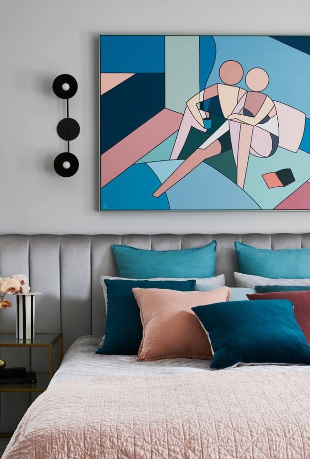 اكسسوارات باللون الأزرق تزيّن ديكور غرفة النوم