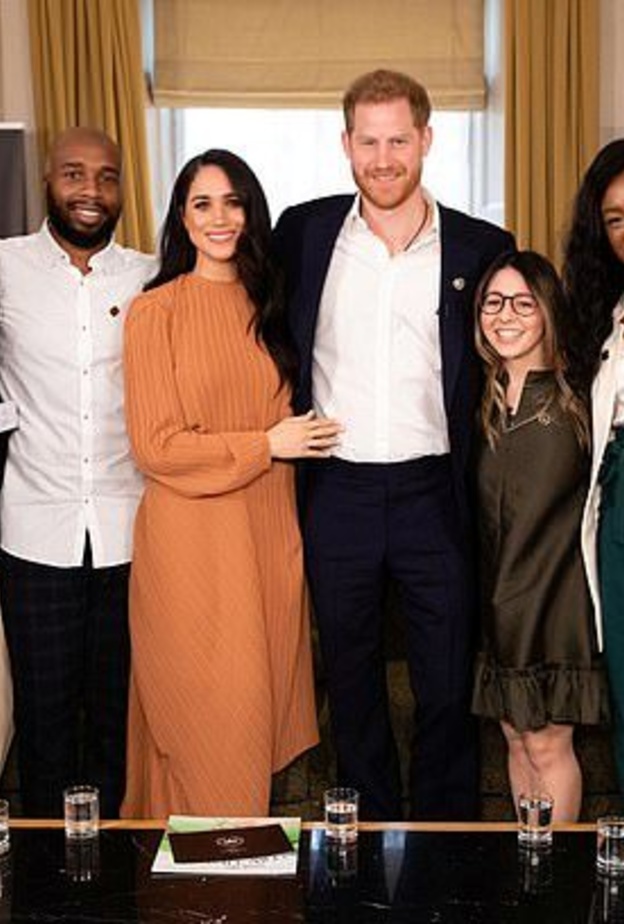  تألقت ميغان بفستان ميدي من مجموعة Thornton Bregazzi